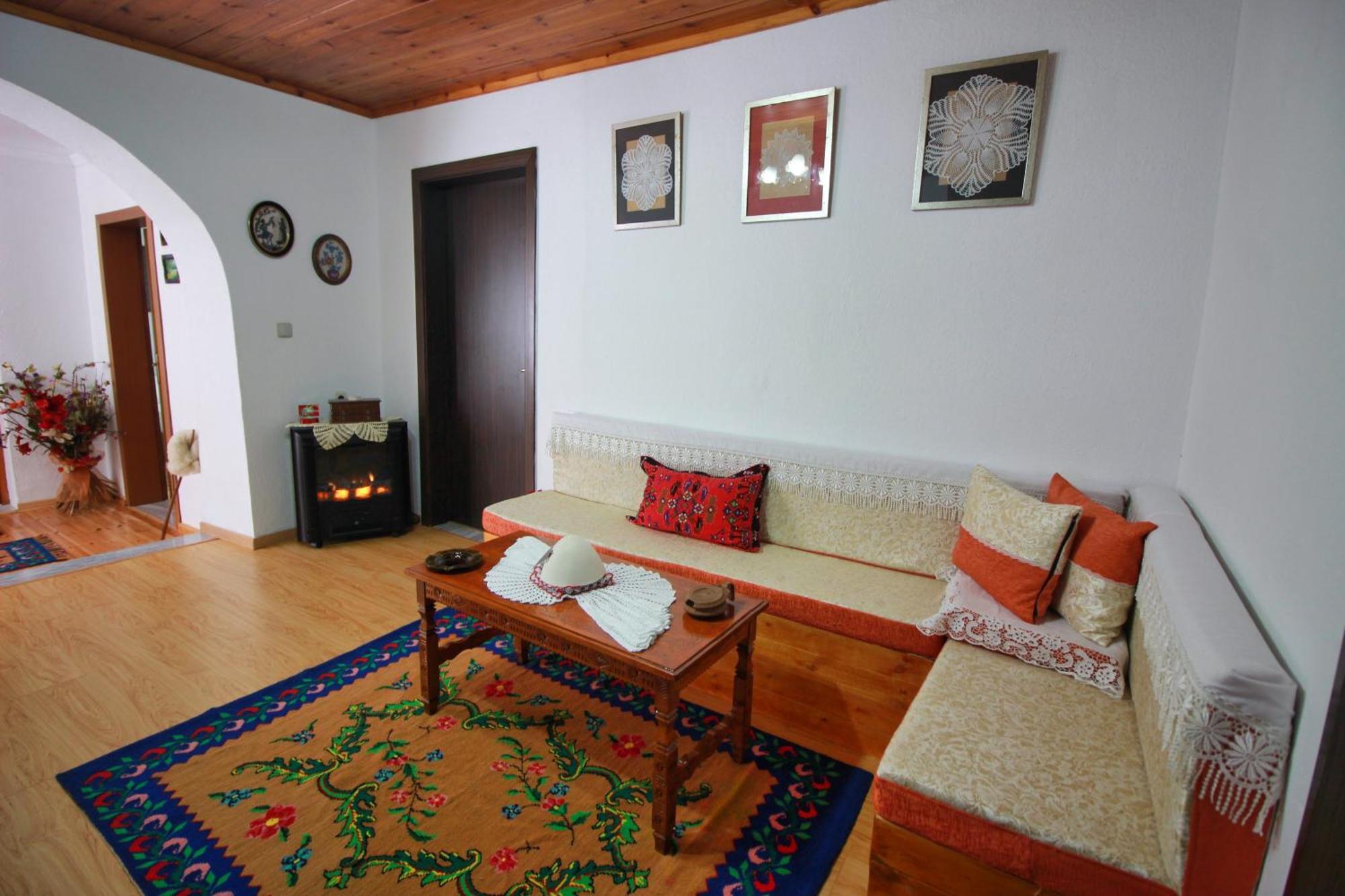 Guest House Denis Gjirokastër Eksteriør billede