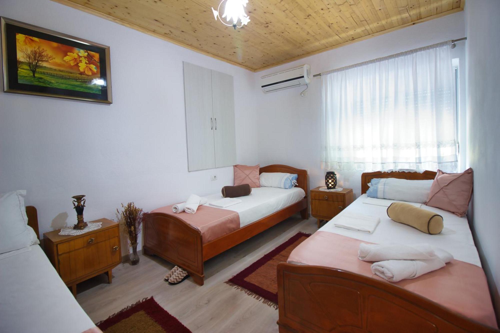 Guest House Denis Gjirokastër Eksteriør billede