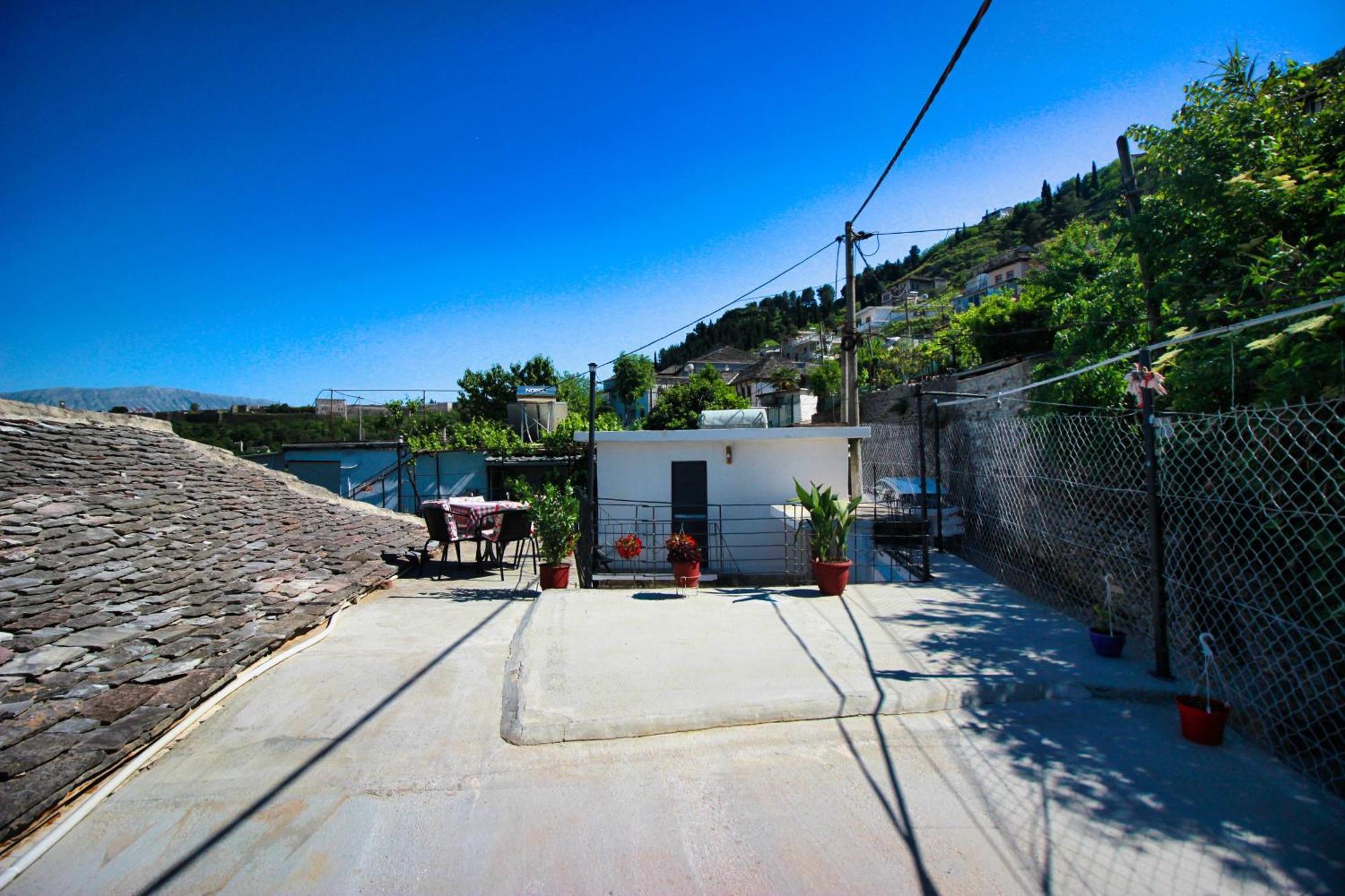 Guest House Denis Gjirokastër Eksteriør billede