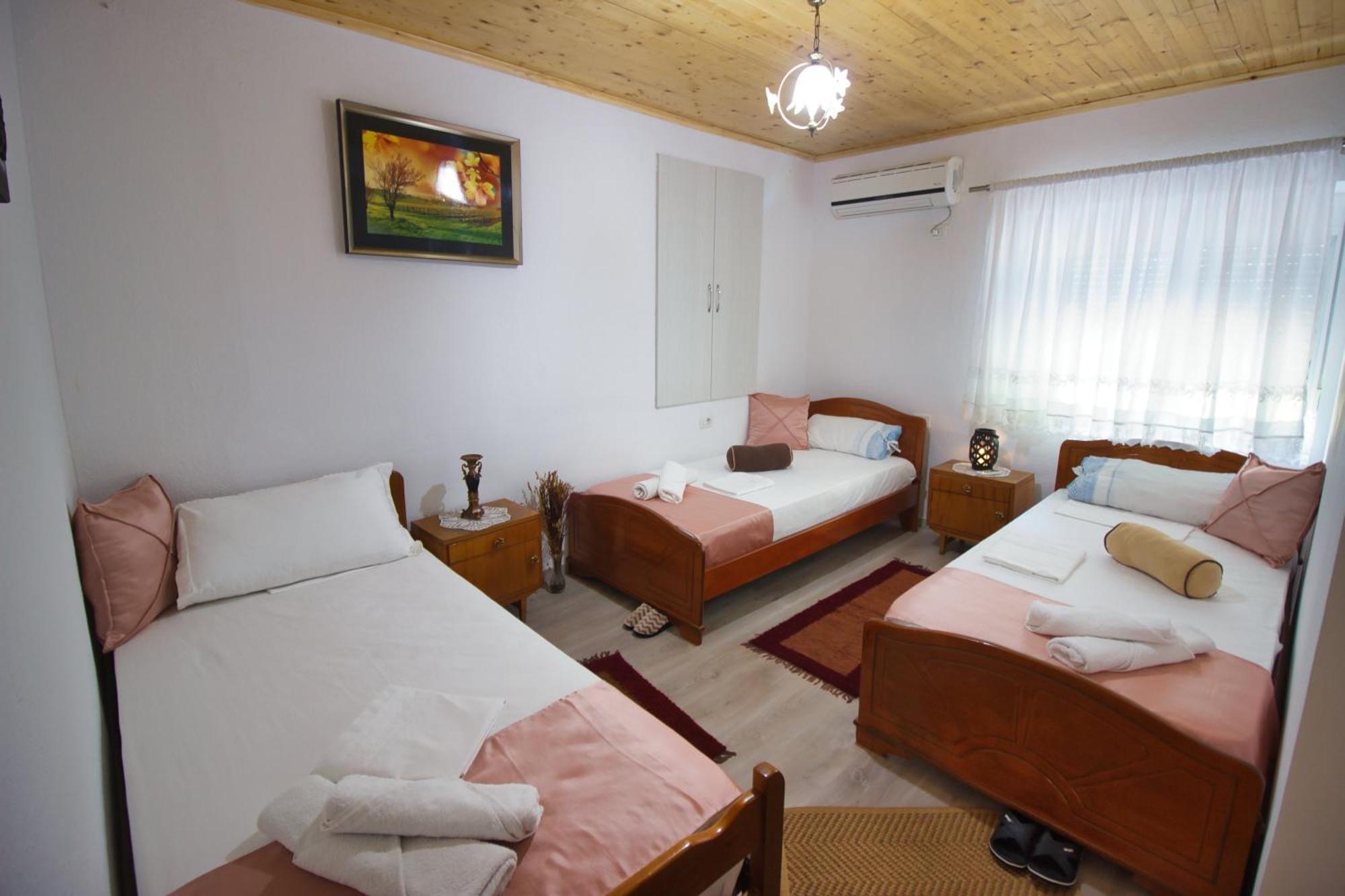 Guest House Denis Gjirokastër Eksteriør billede