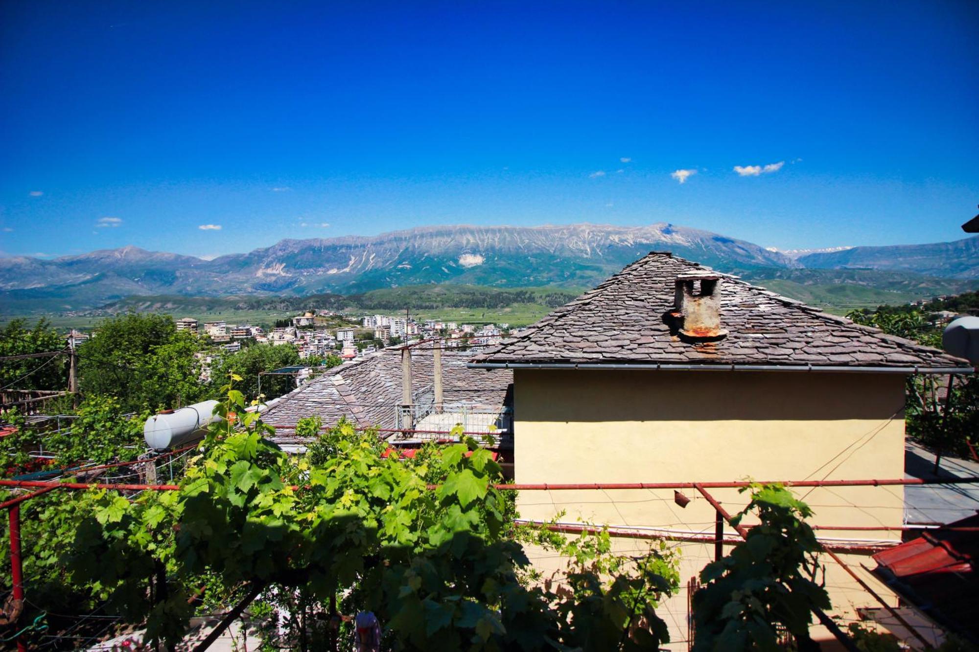 Guest House Denis Gjirokastër Eksteriør billede